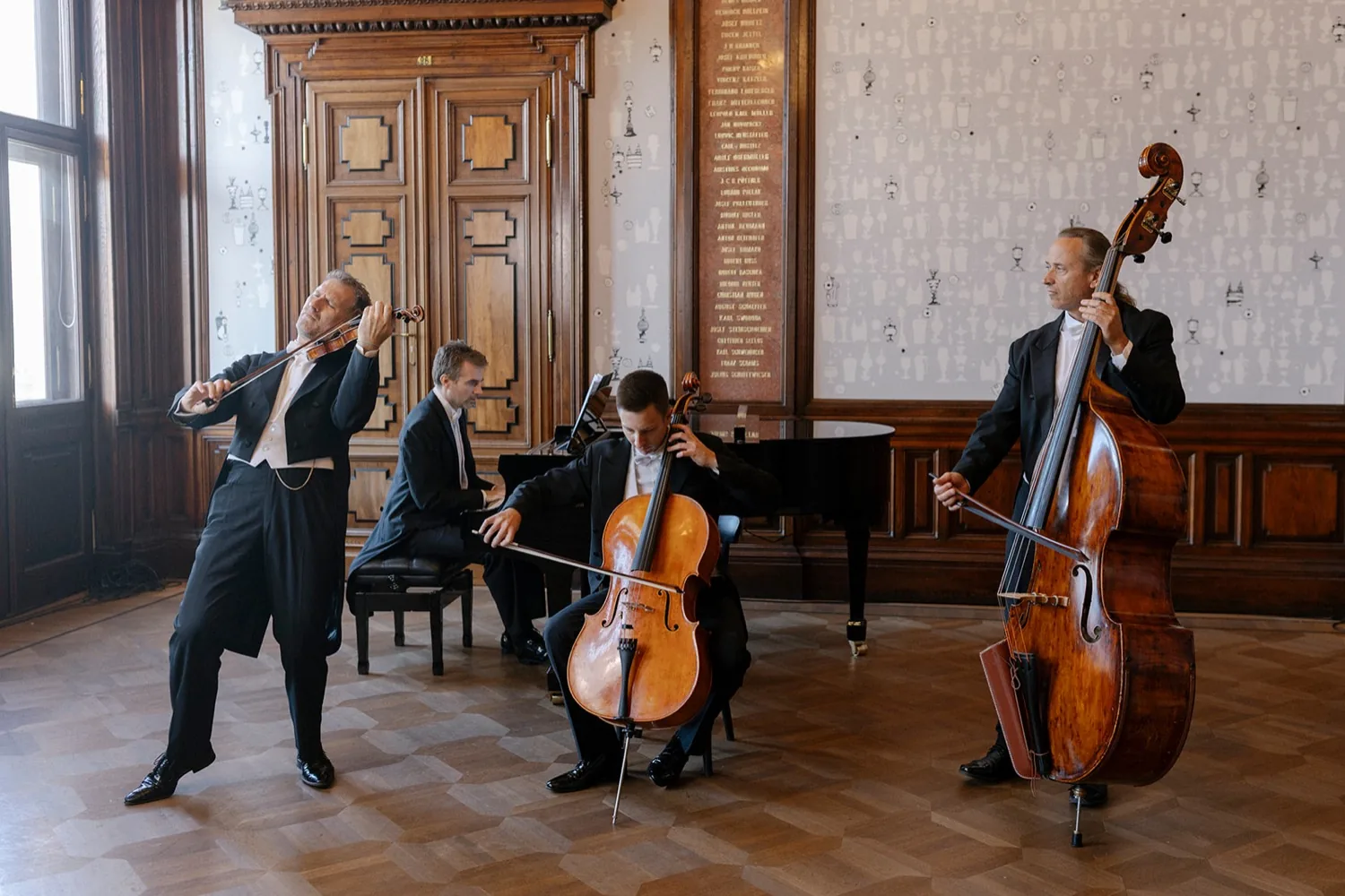 Aufnahmen des Ensembles im Salon Karlsplatz