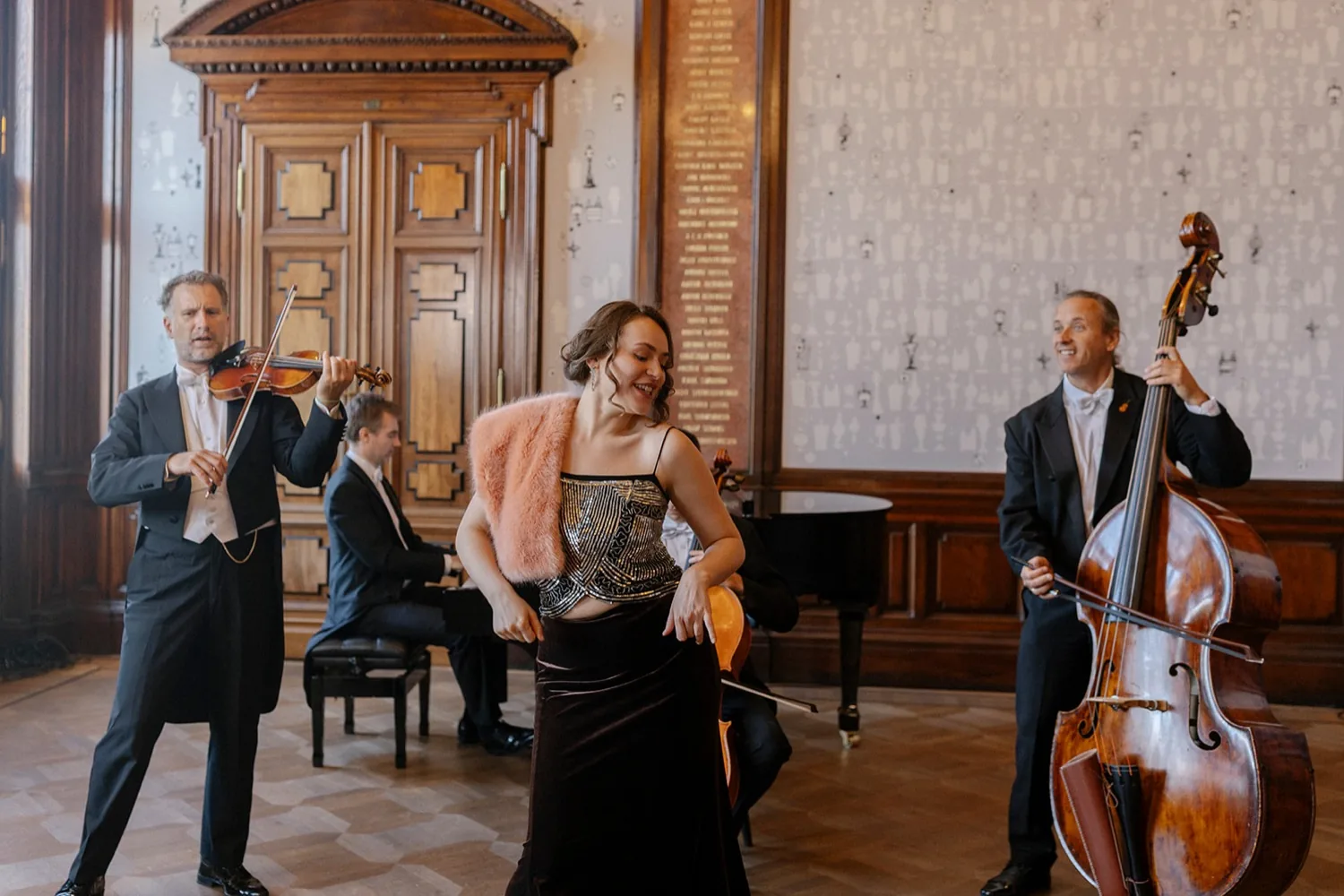 Aufnahmen des Ensembles im Salon Karlsplatz