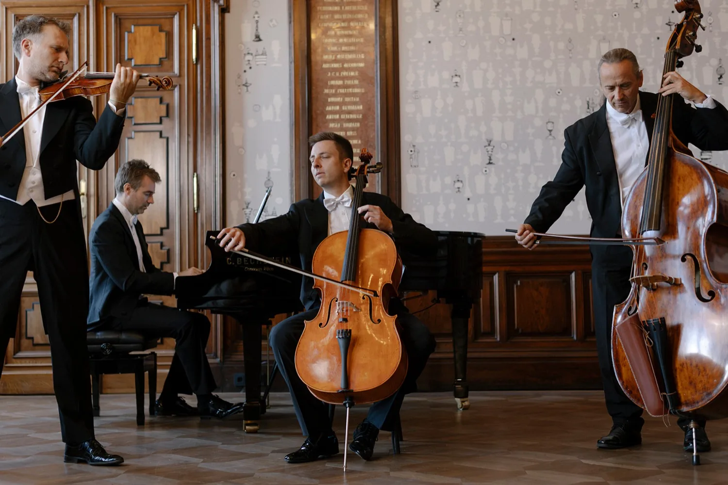 Aufnahmen des Ensembles im Salon Karlsplatz